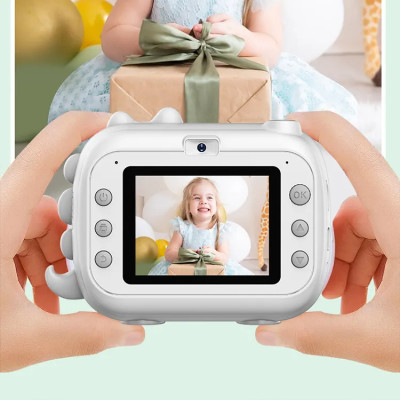 Dětský fotoaparát s okamžitým barevným tiskem Instax. Barva bílá.