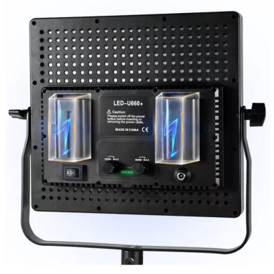 LED 660 PRO - Studiové přenosné světlo 26 x 26 cm, 40W