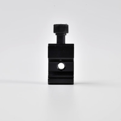 Kovová redukcia Cold Shoe so závitom 1/4" na montáž na statív