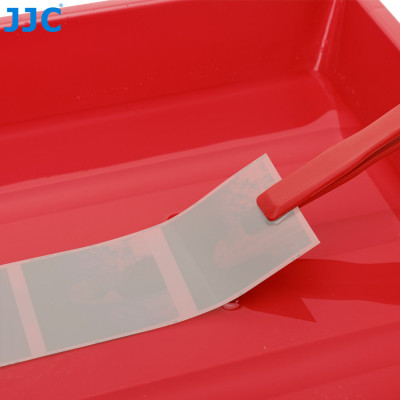 JJC DT-1012 RED, zásobník na vyvolávanie filmov + kliešte, červený