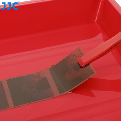 JJC DT-1012 RED, zásobník na vyvolávanie filmov + kliešte, červený