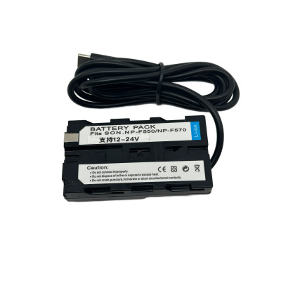 Atrapa štandardnej batérie NP-F550 s konektorom USB-C pre dlhotrvajúce napájanie svetiel, monitorov