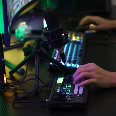 Ulanzi AX01 UCaster Live je kompaktný zvukový mixážny pult a zvuková karta.