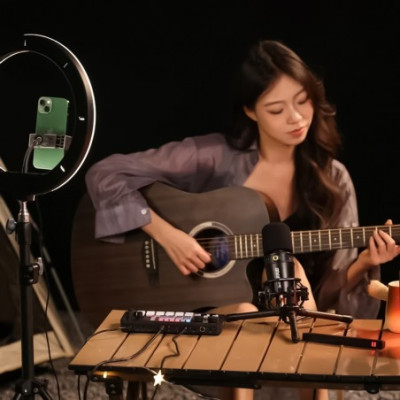 Ulanzi AX01 UCaster Live is a compact audio mixing console and sound card.